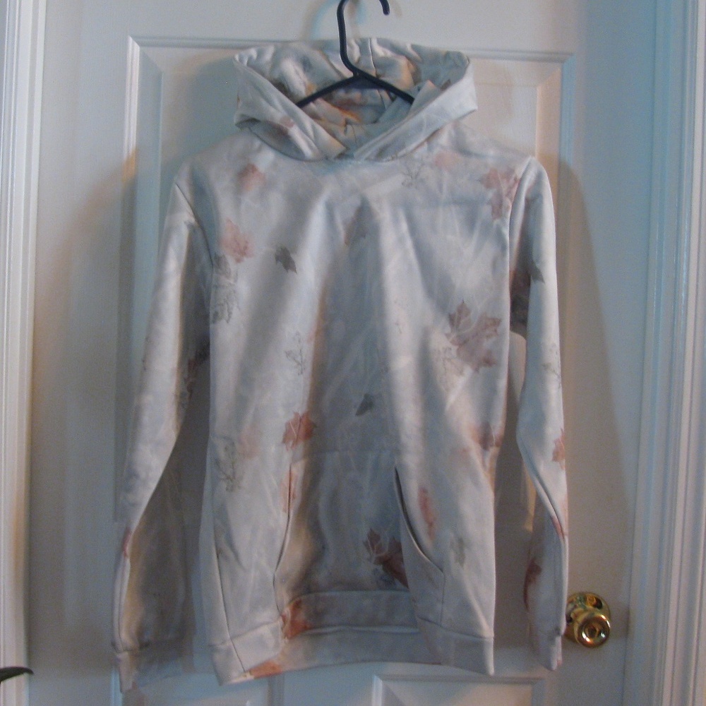 Women's Oversized Camo Hoodie with Maple Leaf Design